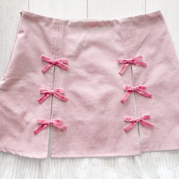 Pink ruffle hem mini skirt with velvet bows - Picture 3 of 10
